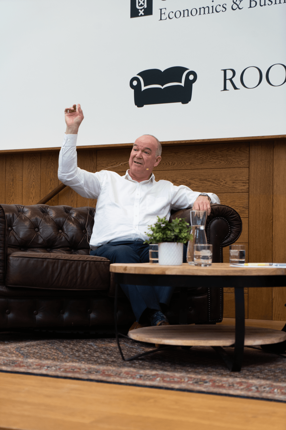 Hans van den Berg wijst naar de stalen constructie aan het plafond.
